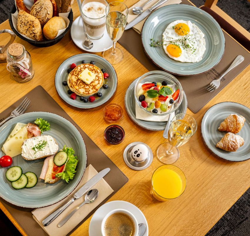 Gedeckter Frühstückstisch im Reibener-Hof