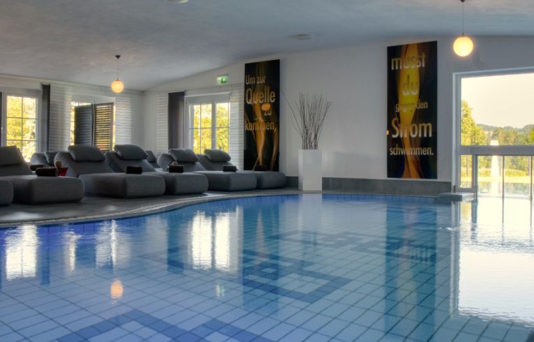 Liegen am Indoorpool im Wellnesshotel Reibener-Hof im Bayerischen Wald