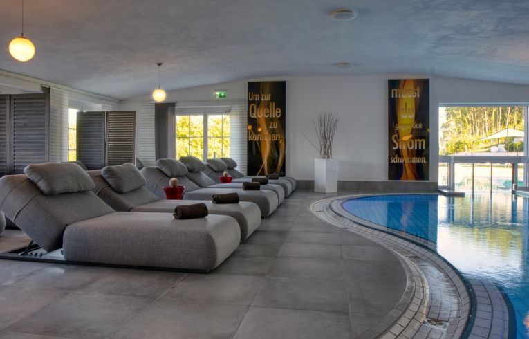 Liegen im Indoorpool im Wellnesshotel Reibener-Hof im Bayerischen Wald