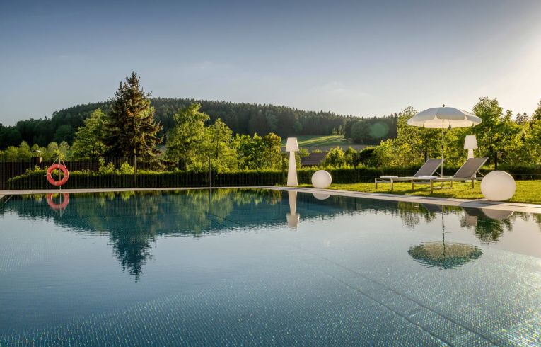 Außenpool im Sommer im Wellnesshotel Reibener-Hof im Bayerischen Wald