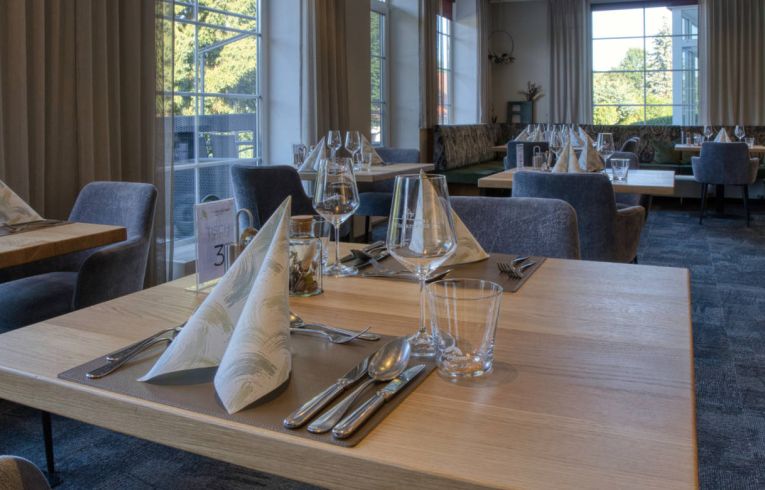 Restaurant mit gedeckten Tischen im Wellnesshotel Reibener-Hof im Bayerischen Wald