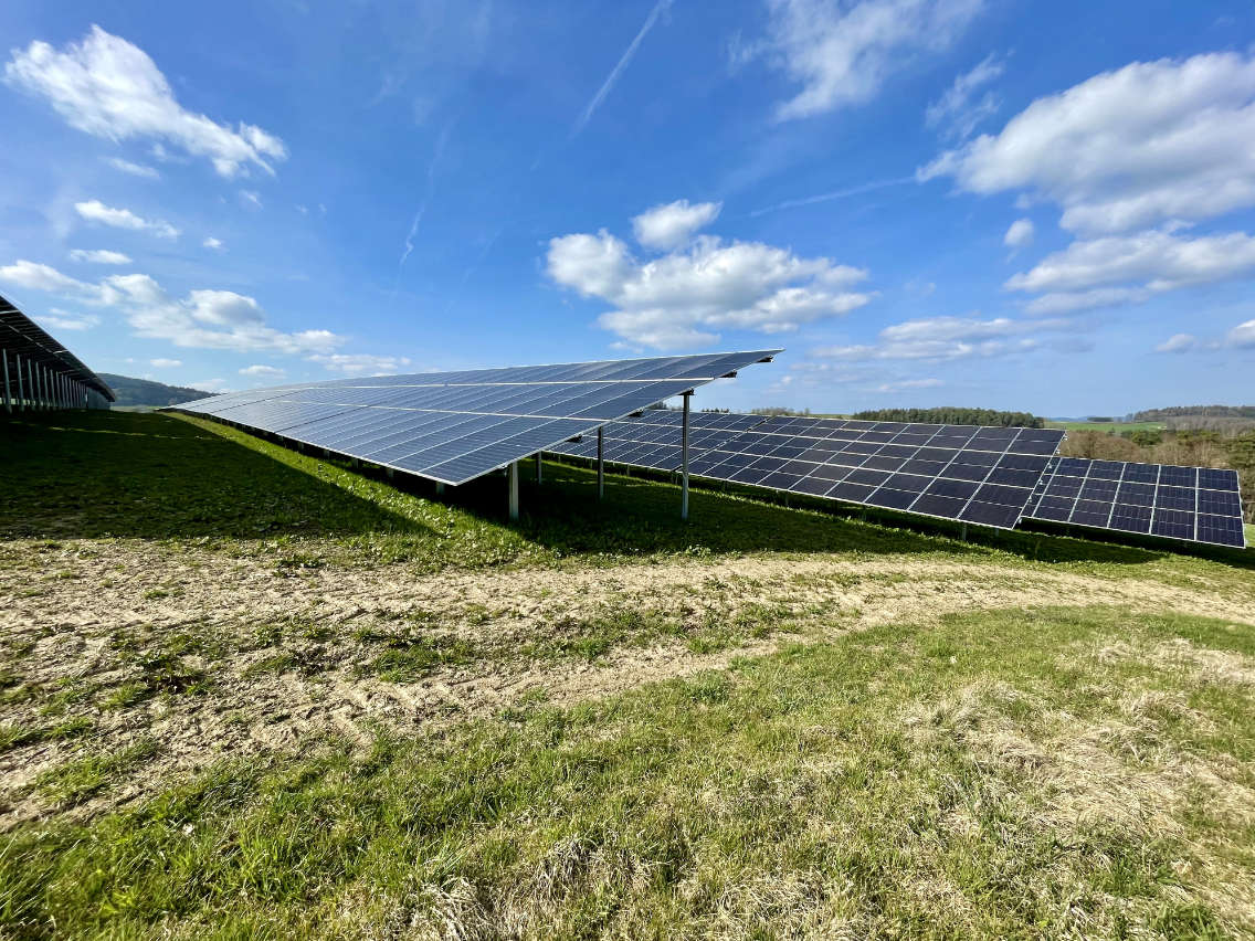 Freiflächen-Photovoltaik Reibener-Hof im Bayerischen Wald