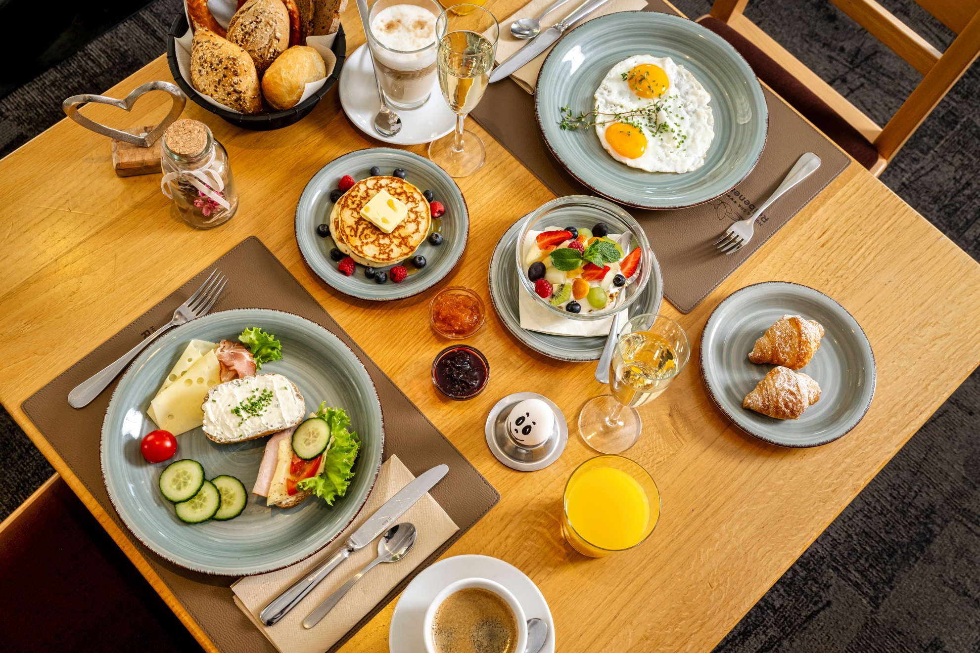 Gedeckter Frühstückstisch im Reibener-Hof