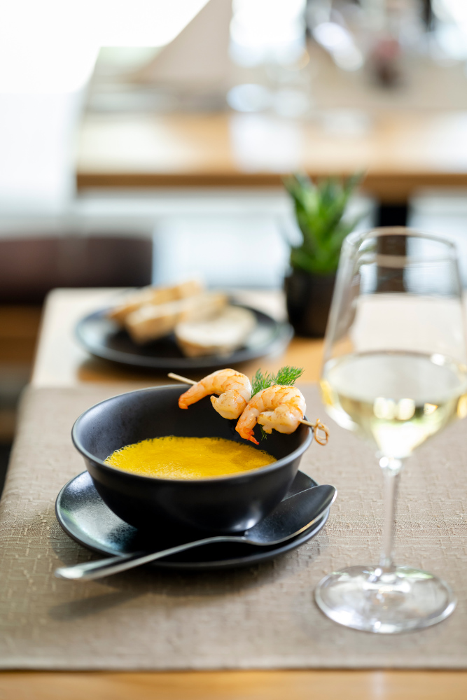 Servierte Suppe zum Abendmenü